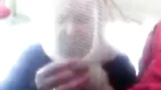 Nienasycona w seksie Blondynka tęskni za starsze panie i sex facetem i masturbuje się dildo głaszcząc się.