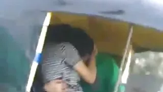 Duży owłosione starsze panie tyłek jeździ kutasem z korkiem w dupie.