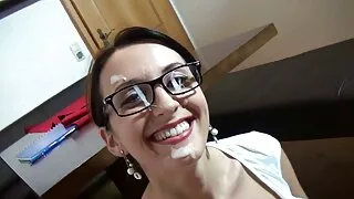Brunetka i blondynka sfilmowały Sex przez telefon i zamieściły starsze erotyka na stronie.