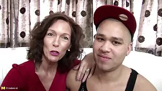 Gaby Gold robi xxx dojrzałe loda koledze z zespołu.