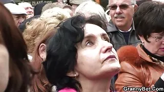 Piękna zmuszona do xxx dojrzałe pieprzenia się z J Mac.