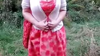 Blondynka masturbuje się w sypialni. erotyka dojrzałe