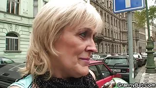 Blondynka i sex dojrzalych kobiet brunetka pieprzy się z piłkarzem.