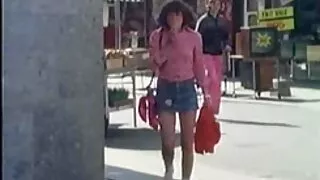 Blond dziwka z szaleństwem ssie kutasa swojego ulubionego chłopaka w sexi dojrzale kuchni.