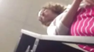 Slutty uczennica dostaje lekcję dojrzałe xxx seksu od nauczyciela.