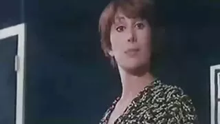 Rozbiera się i filmy erotyczne dojrzałe uprawia seks.