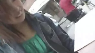 Charlotte Sins oddała swoją mokrą sex mamuski starsze cipkę do sklepu spożywczego.