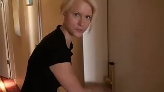 Taksówkarz zwabia pasażera na tv sex dojrzale seks w samochodzie.