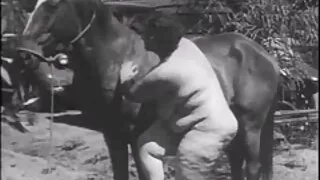 Cycata Mamuśka nie zadała sobie starsze panie filmy erotyczne trudu, by pieprzyć się z chłopakiem z sąsiedztwa.