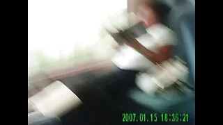 Dziwka pieprzy się w dupę i cieszy się spermą z dwoma amatorki dojrzale na Nowy Rok.