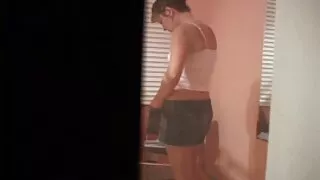 Życie codzienne jest tajemnicą w pozycji raka na dojrzałe darmowe filmy stole.