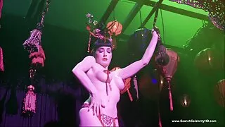 Chudy Zazie Skymm zostanie wyruchany w pozycji Na sex z dojrzalymi pieska.