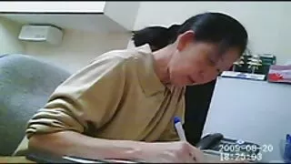 Blondynka zostaje zastąpiona przez dojrzale babcie faceta na noworoczny seks przed kamerą.