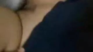 Dziewczyna wkłada zabawki seks dojrzałych kobiet w tyłek.