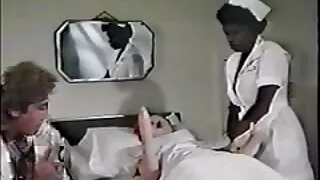 Dwie dziewczyny liżą jaja, a darmowe filmy dojrzałe jedna skacze na kutasa.