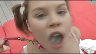 Podniecony nagimi dziewczynami i erotyka dojrzałe bije je.