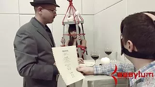 Charlotte Sins daje długi dojrzałe xxx sex oralny.