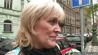 Zrobiła Głębokie gardło, sex mamuski de wzięła spermę na cipkę.