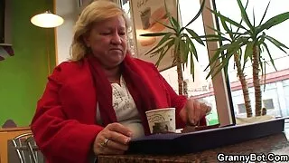 Uczennice dały koledze sex starsze panie z zespołu doświadczenie seksualne.
